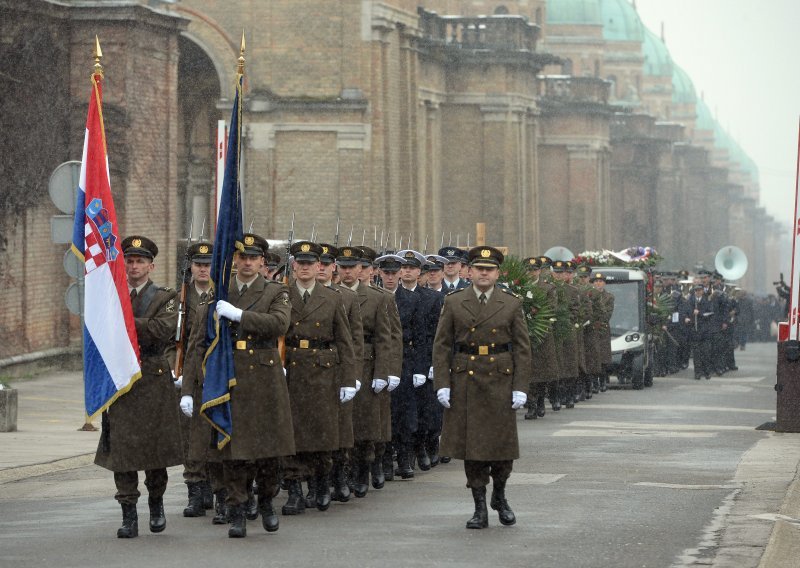 Od stožernog generala Stipetića oprostili se obitelj, suborci, prijatelji, brojni bivši i sadašnji dužnosnici...