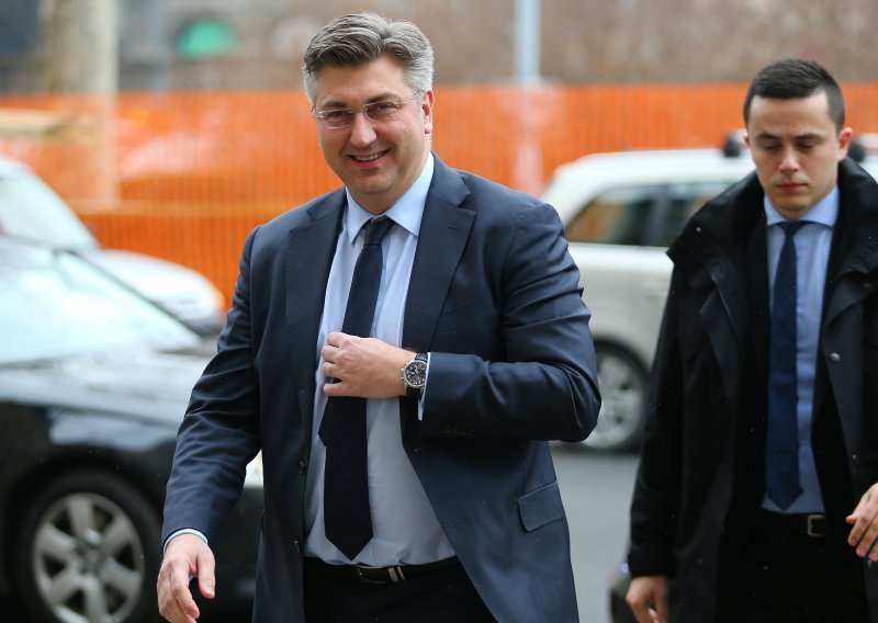 Plenković poručio Bernardiću da se uozbilji i prouči zakon