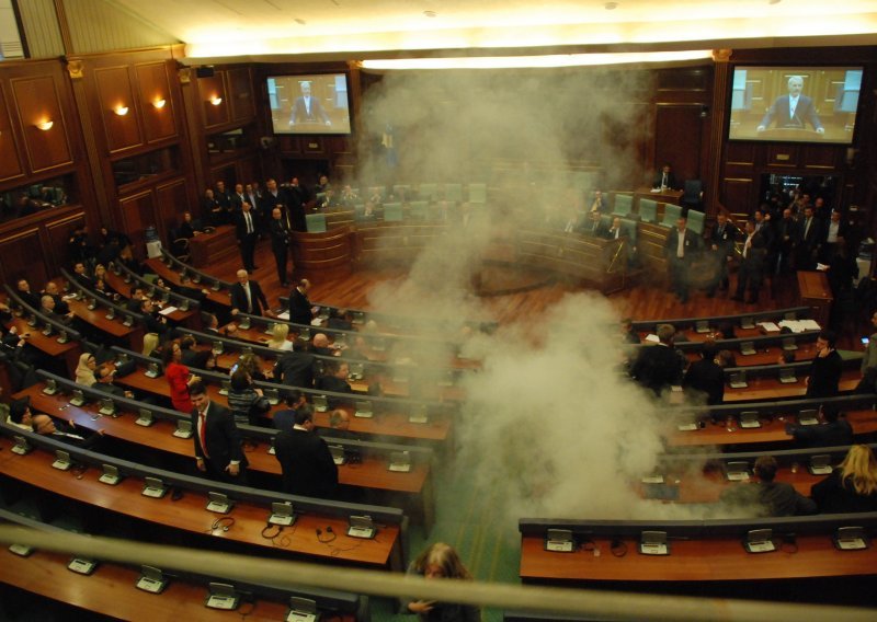 [VIDEO] Mučne scene u kosovskom parlamentu: Opet bačen suzavac