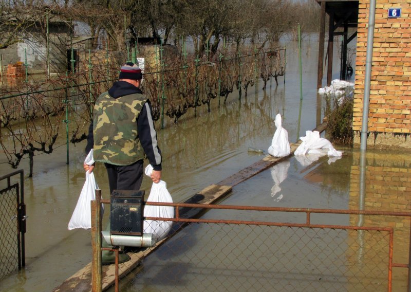 Stanovnicima poplavljenog područja Sisačko-moslavačke županije pomaže 80 vojnika