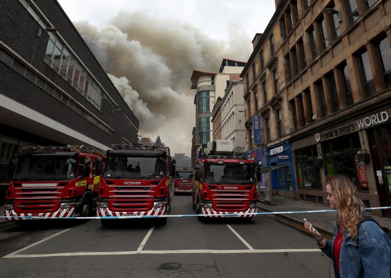 Najprometnija trgovačka ulica Glasgowa u plamenu, stanovnici evakuirani zbog isparavanja azbesta
