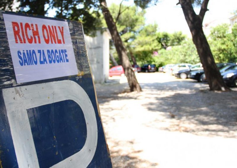 U Tučepima opet parking samo za bogate