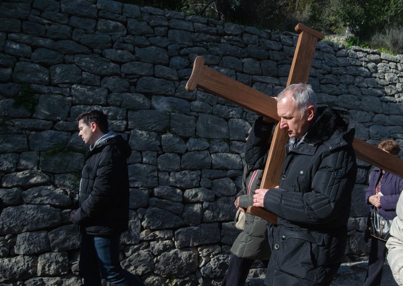 Splitski gradonačelnik nosio križ na Križnom putu od Gospe do Gospe