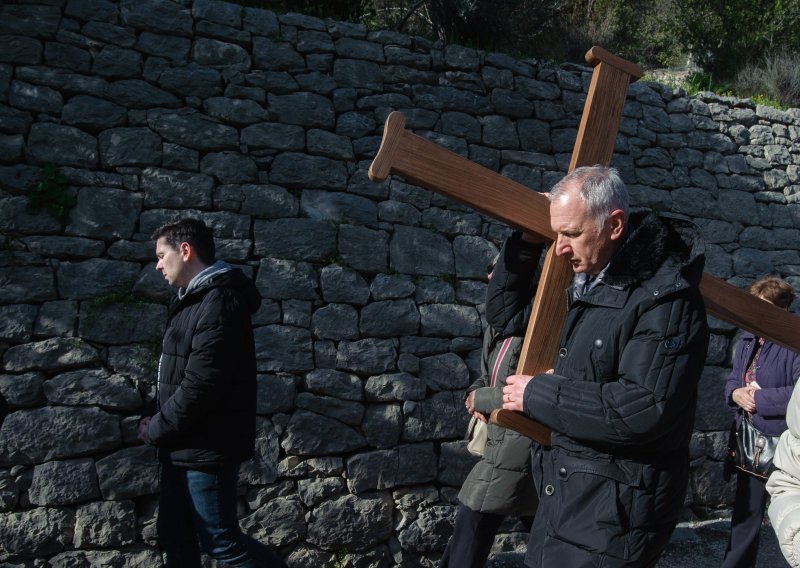 Splitski gradonačelnik nosio križ na Križnom putu od Gospe do Gospe