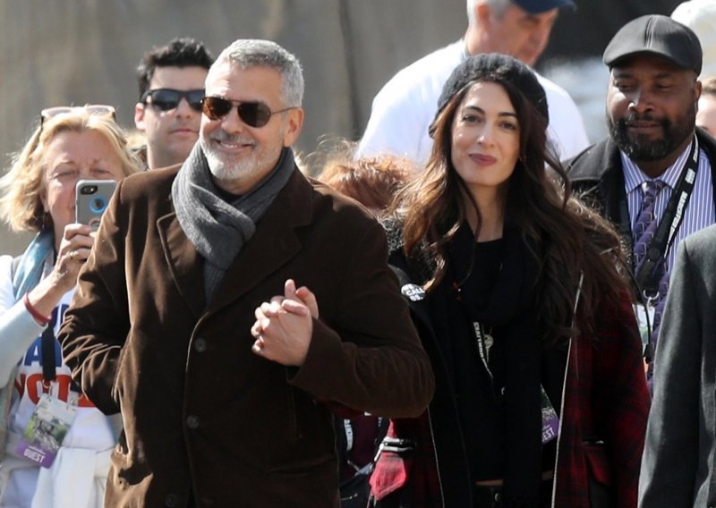 Amal i George Clooney uz brojna poznata lica na povijesnom prosvjedu