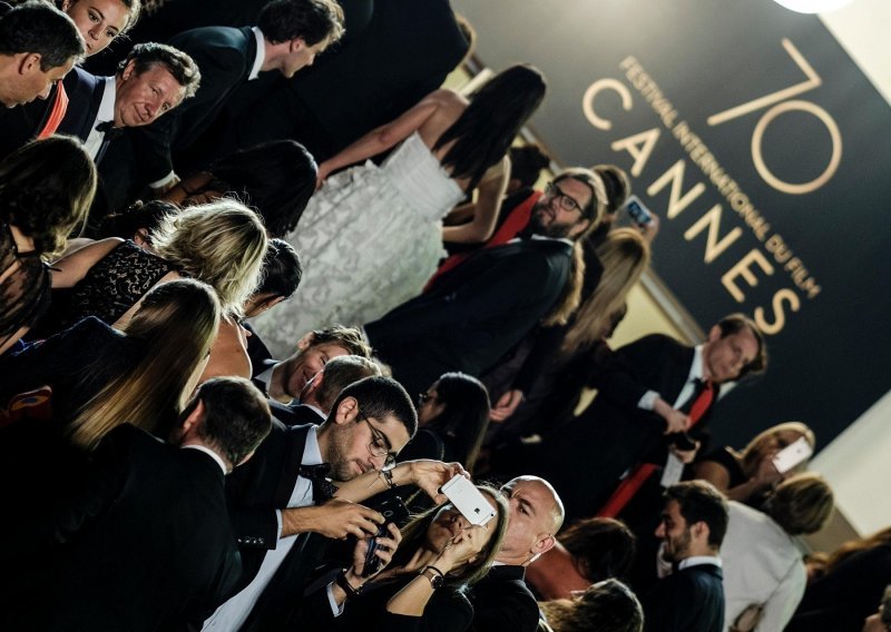Festival u Cannesu zabranio selfije na crvenom tepihu