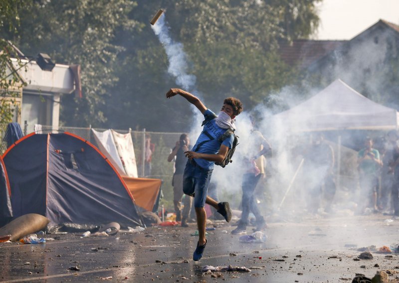 Mađarskoj snimateljici uvjetna trogodišnja kazna za šutiranje izbjeglica