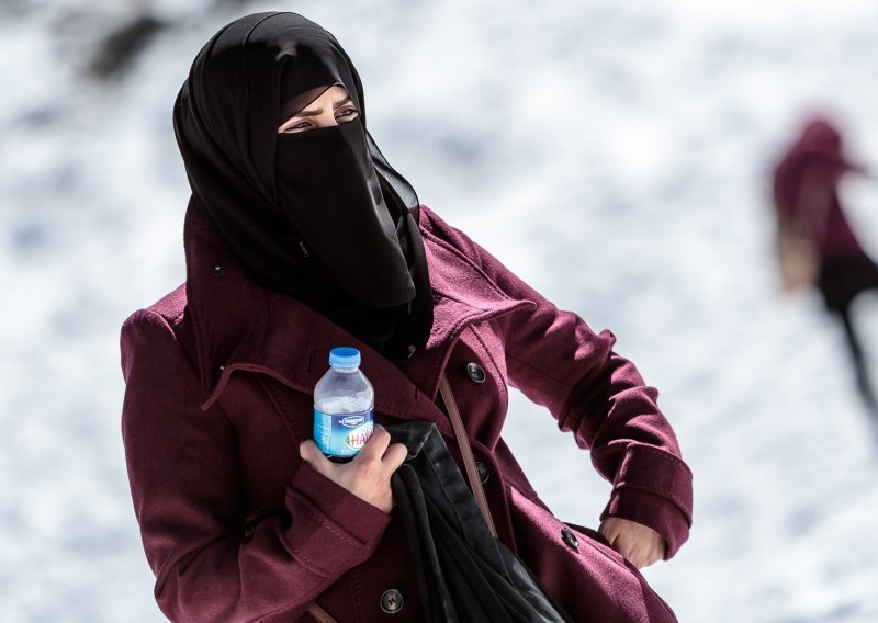 U Nizozemskoj stupila na snagu zabrana nošenja burke na javnim mjestima