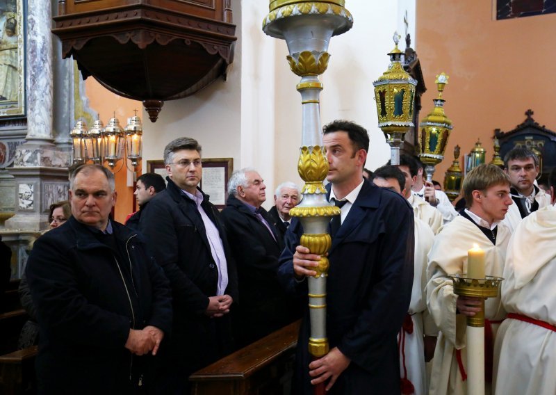 Plenković uoči Uskrsa otišao na Hvar na stoljetnu procesiju 'Za križen'