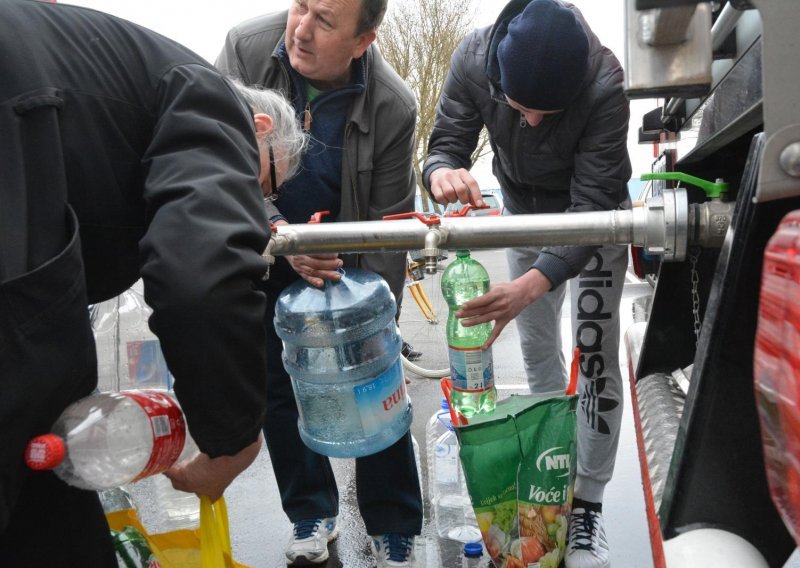 I policija Brođanima dostavlja pitku vodu