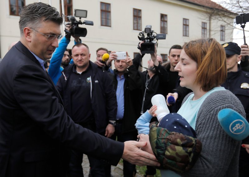 Pogledajte kako su u Slavonskom Brodu Plenkovića dočekali ogorčeni građani