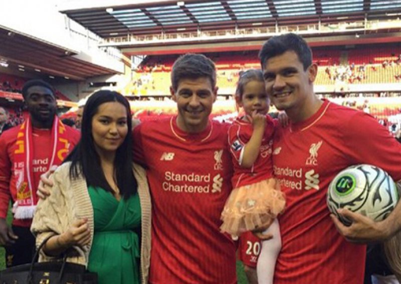 Podrška trudne supruge i kćeri u dresu Liverpoola
