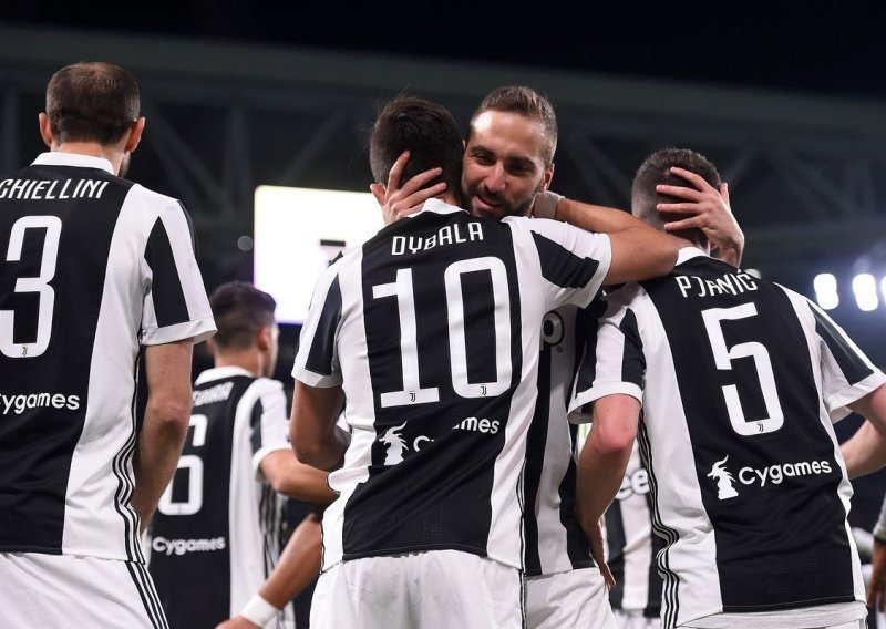 Juventus sredio Milan i zadao bolni udarac Napoliju u borbi za titulu!