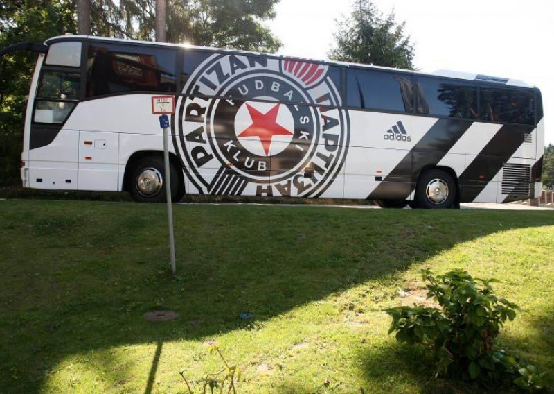 Neredi u Beogradu, kamenovan bus Partizana