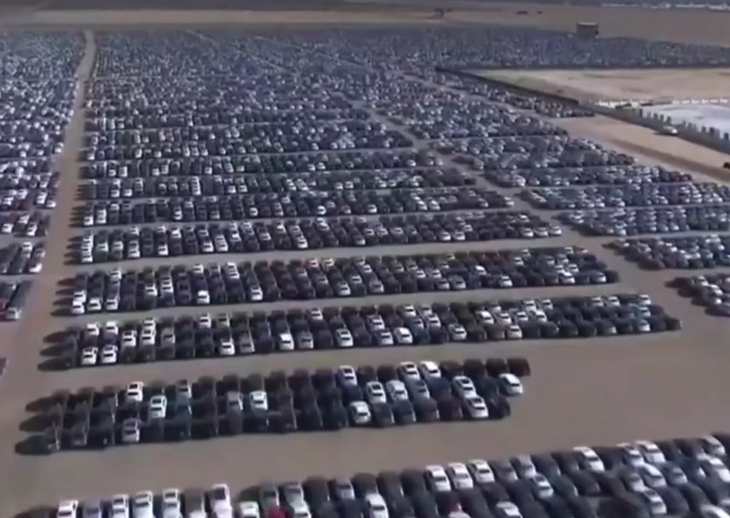 Snimka iz zraka prikazuje nepregledno ‘groblje’ Volkswagenovih dizelaša povučenih s tržišta
