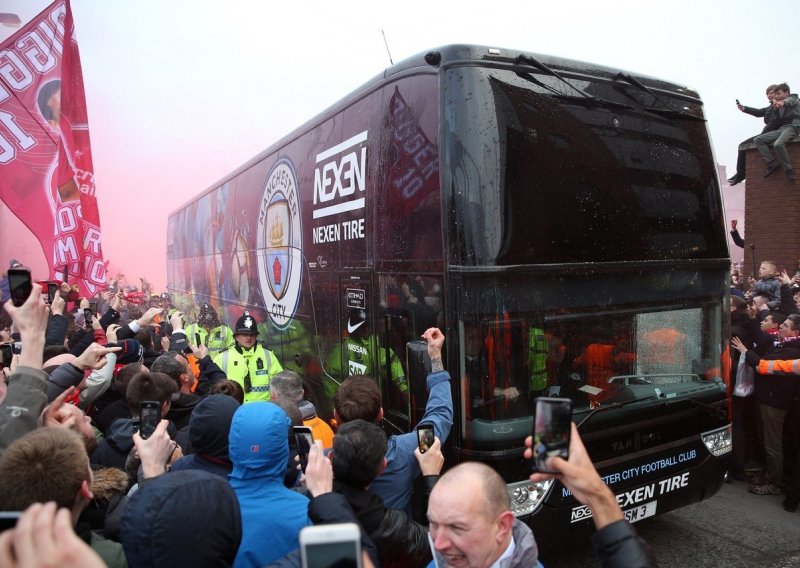 Sramotni napad na autobus s igračima Cityja zasjenio veliku pobjedu Liverpoola!