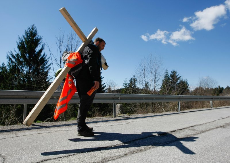 Čovjek s križem oglasio se nakon mjesec dana: Ljudi, stvari treba dovršavati