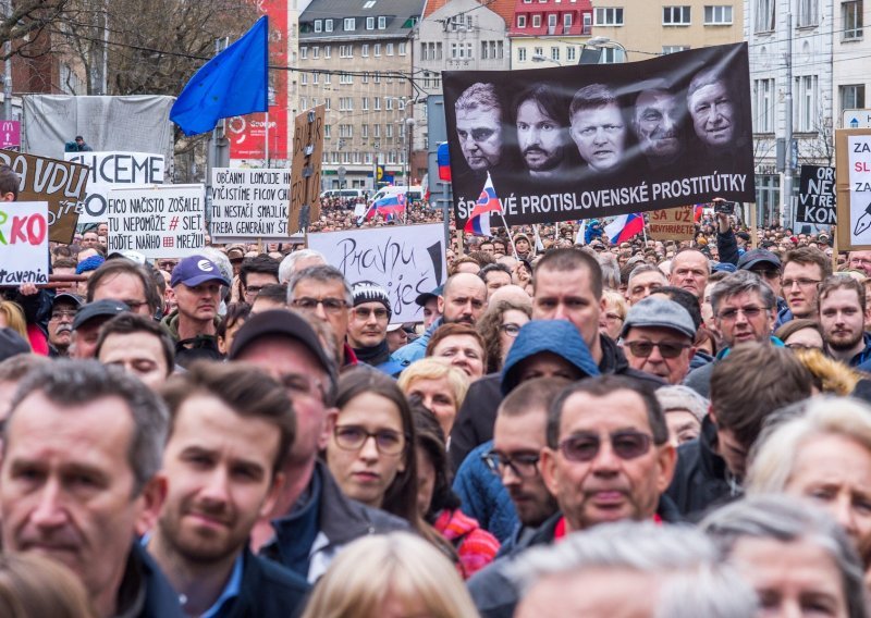 Više od 30 tisuća Slovaka tražilo ostavku šefa policije