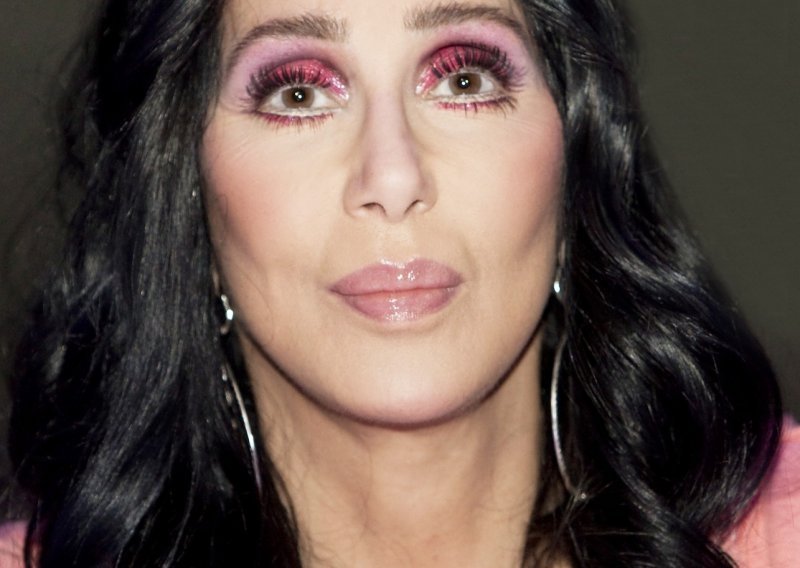 Teško bolesna Cher bori se za život
