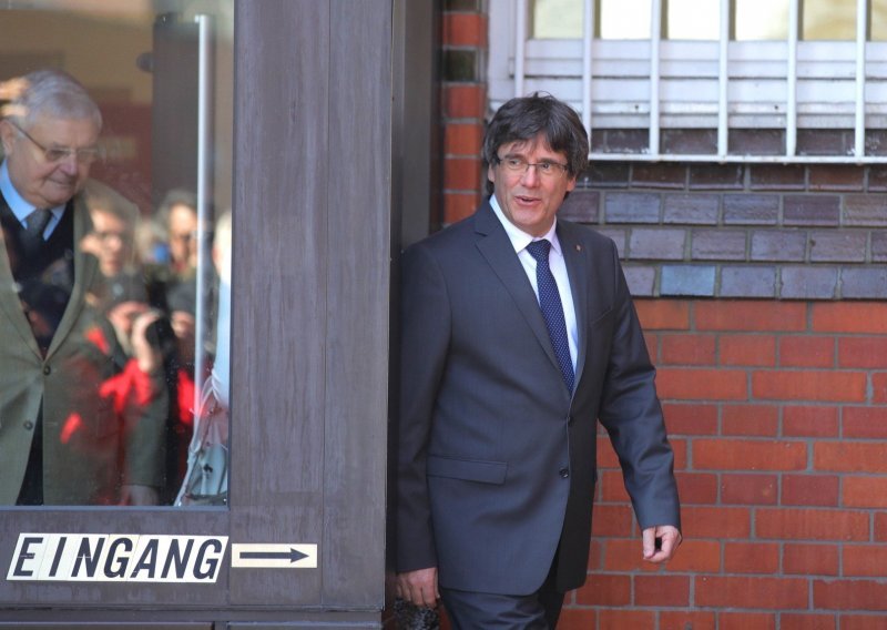 Puigdemont sa slobode poziva Madrid na dijalog