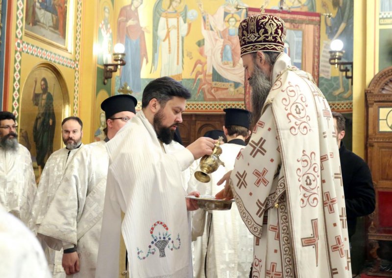 Pravoslavni vjernici slave Uskrs okupljanjima i slavljima u obiteljima