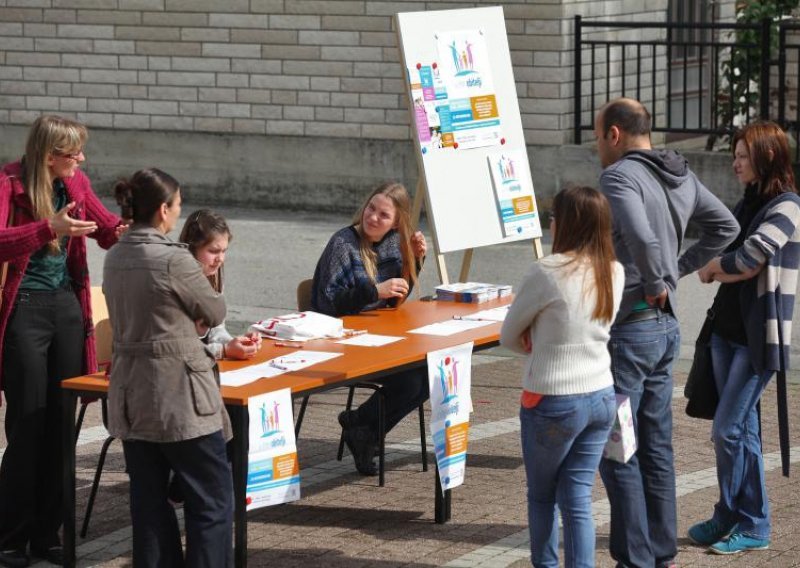 Incijativa 'U ime obitelji' nelegalno prikuplja potpise za referendum!