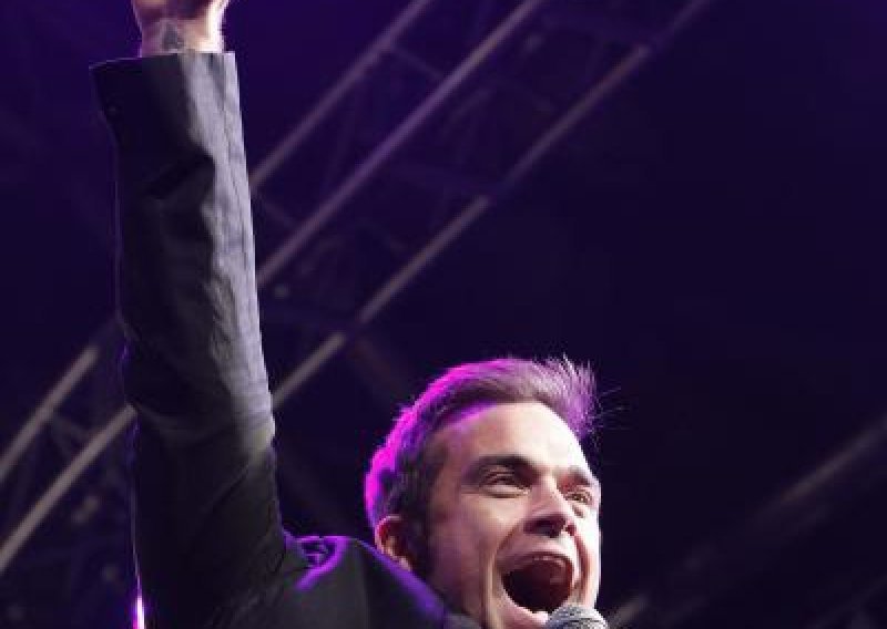 Robbie Williams pokazao penis na pozornici