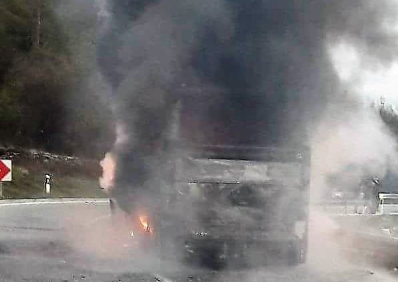 Na cesti Trilj-Imotski izgorio autobus HV-a