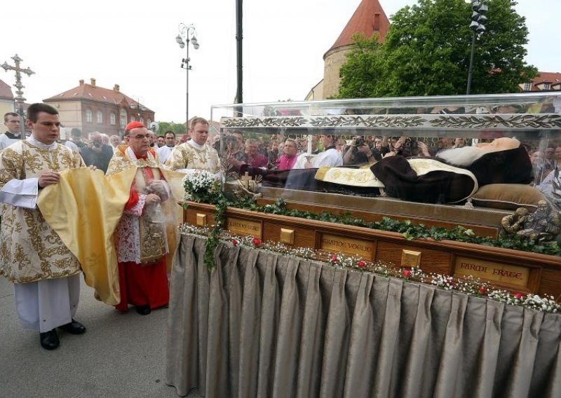 Ispred zagrebačke katedrale dočekano tijelo sv. Leopolda Mandića