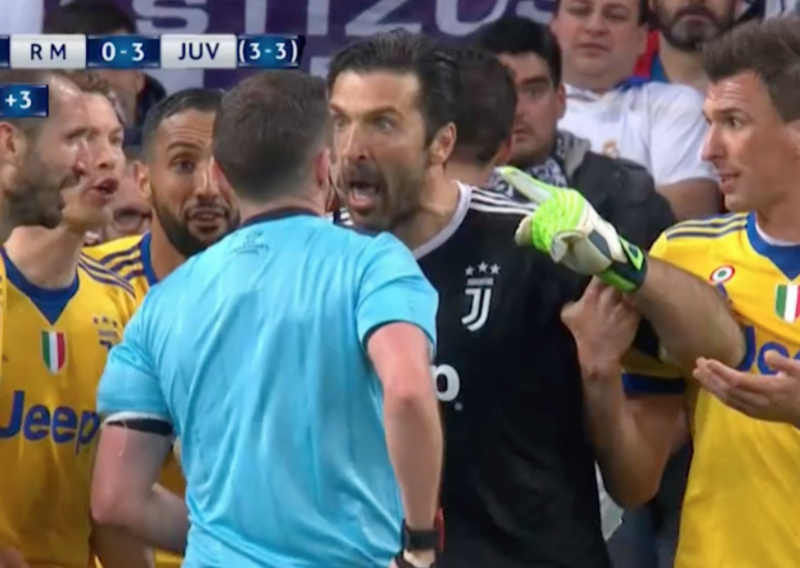 Buffon lovio suca po terenu pa mu poručio: Trebaš biti životinja da tako nešto napraviš!