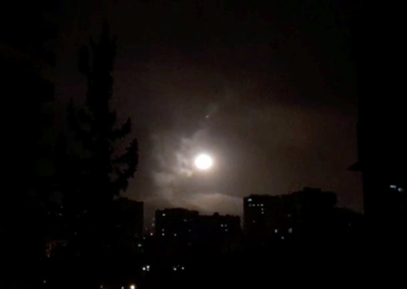 Ovako je to noćas izgledalo: Rakete parale nebo, odjekivale detonacije