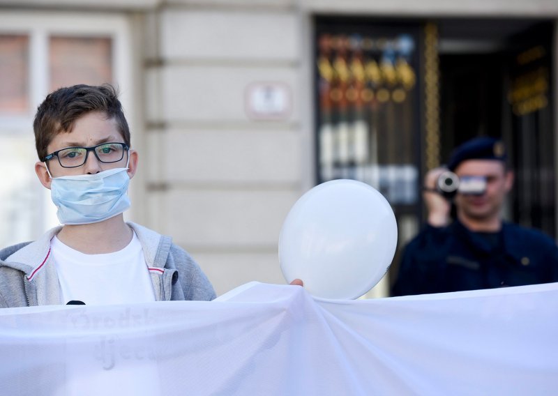 'Mi vas plaćamo - vi nas trujete': Ljutiti Brođani došli pred Banske dvore