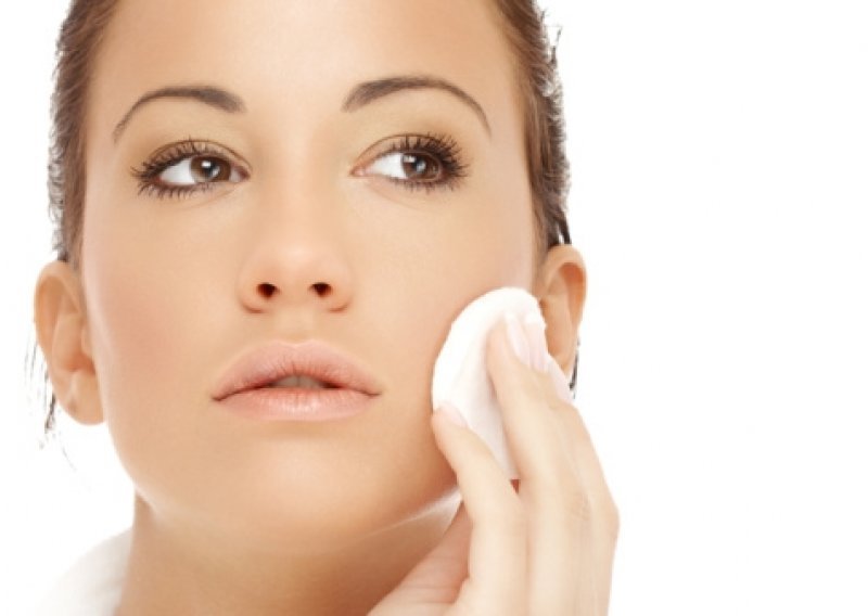 Znate li koliko vam koža stari ako navečer ne skidate šminku?