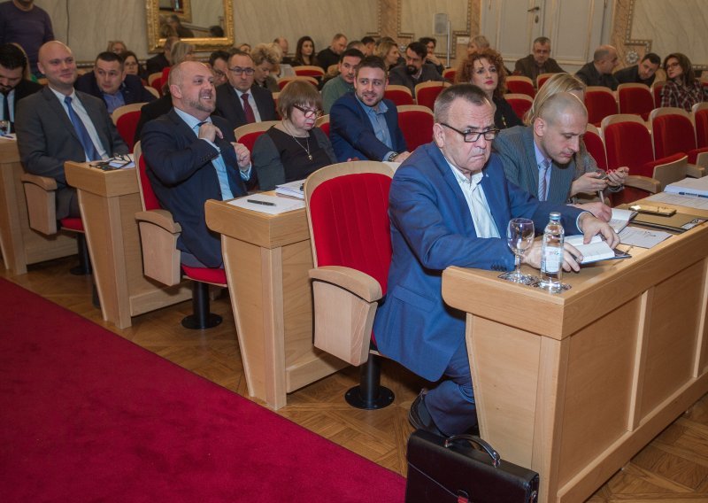 Osječkim vijećnicima podijeljeni tableti: Koliko se trošilo na papire, sad ćemo još i zaraditi