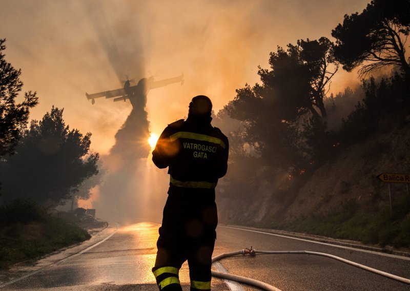 Veliki požar kod Omiša prijetio kućama, pogledajte nevjerojatne fotografije s požarišta: Gori k'o usrid lita!
