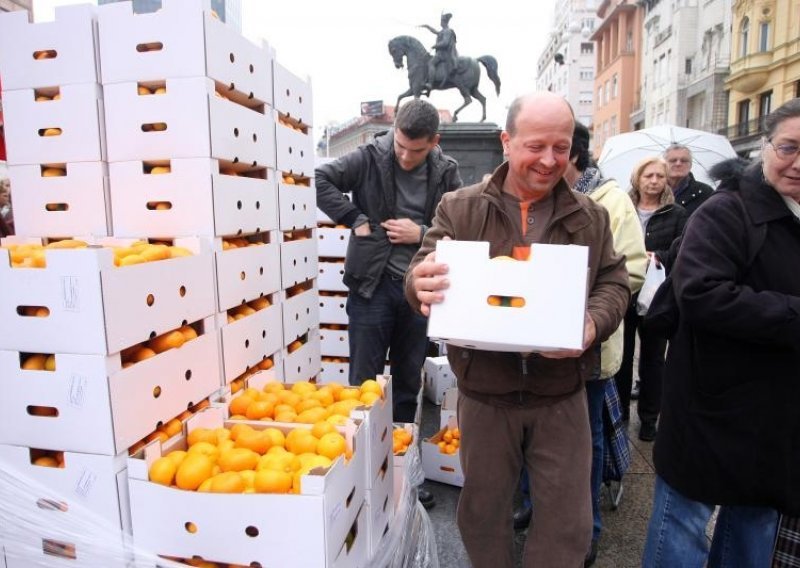 U Zagrebu za dva sata rasprodano 20 tona mandarina!