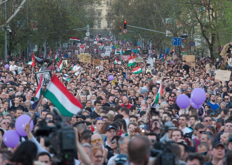 Deseci tisuća Mađara prosvjedovali protiv Orbana