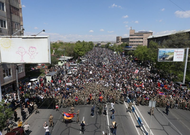 Mirna revolucija u Armeniji: Vojnici uz prosvjednike, premijer pod pritiskom podnio ostavku