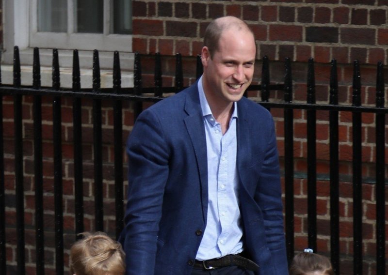 Princ George i princeza Charlotte stigli u rodilište i raznježili novinare i obožavatelje kraljevske obitelji