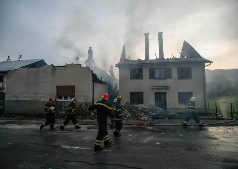 Veliki požar kod Čabra, gori nekoliko kuća