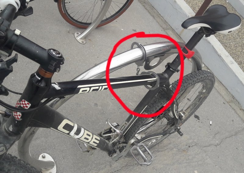 Fora iz Osijeka: Je li ovo policajac 'uhitio' svoj bicikl?