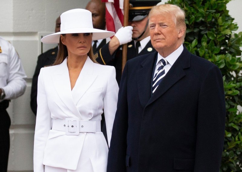 Bolno za gledati: Melania postala viralni hit nakon još jednog odgurivanja Trumpa u javnosti