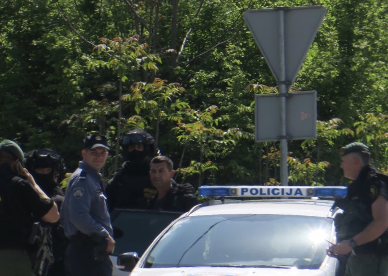 Okončana drama kod Imotskog: Muškarac koji se zatvorio u kuću s eksplozivom predao se policiji