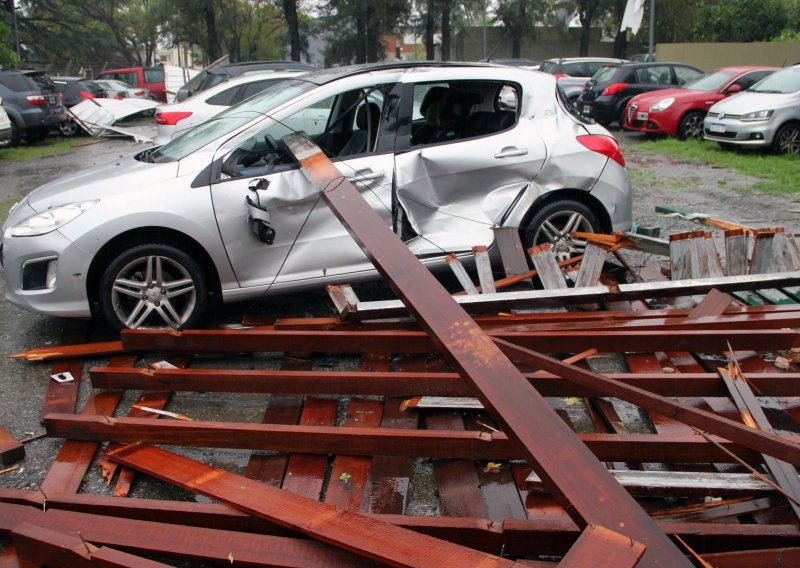 Snažna oluja pomela Buenos Aires: Automobili plivaju ulicama, ima mrtvih