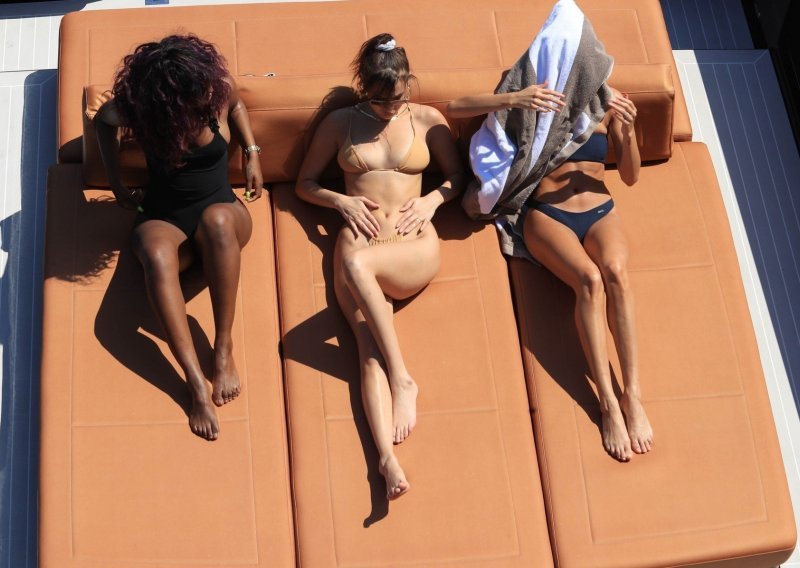 Dan za sunčanje: Najseksi djevojke današnjice uskočile u bikini