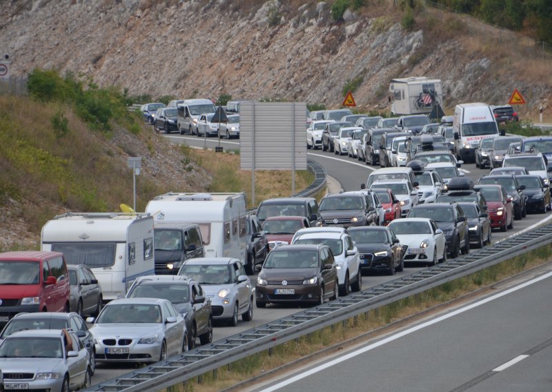 Pojačan promet prema unutrašnjosti, vozi se usporeno