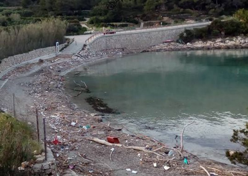 Ovako dočekujemo sezonu?! Poznate viške plaže zatrpane smećem