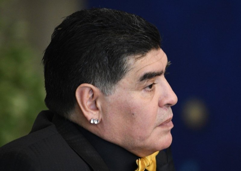 Maradona se svugdje sramoti kao trener: Taj samo zna vikati 'kur**n sine'!