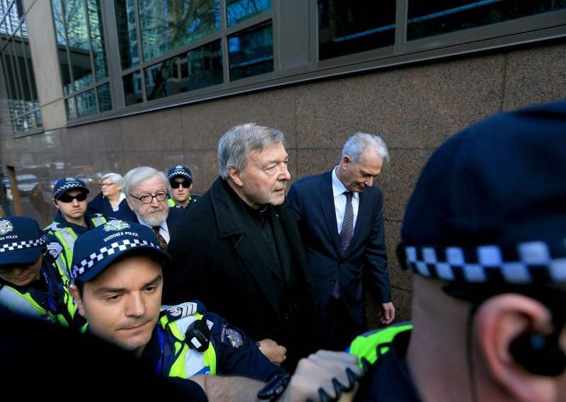 Australskom kardinalu Pellu sudit će se za seksualno napastovanje