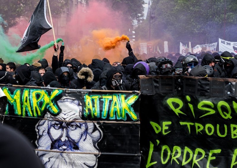 Neredi u Parizu, krajnji ljevičari pod crnim maskama demolirali dio grada